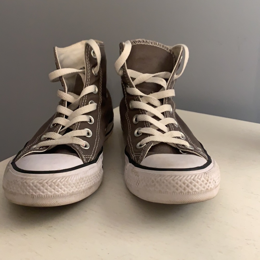 High top converse in grey (women’s size 7) - Picture 2 of 4